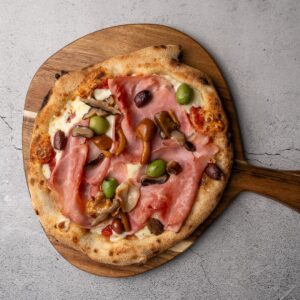 #3 Skinke // tomatsauce // mozzarella // basilikumsblade // oliven // syltede bøgehatte (bestilles inden kl. 14.00)