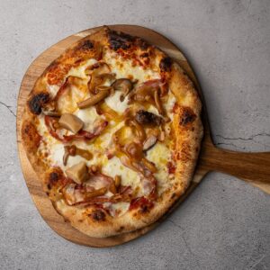 #5 Tomatsauce // mozzarella // krydret oksekød // Pancetta (bacon) (bestilles inden kl. 14.00)