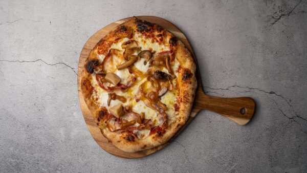 #5 Tomatsauce // mozzarella // krydret oksekød // Pancetta (bacon) (bestilles inden kl. 14.00)